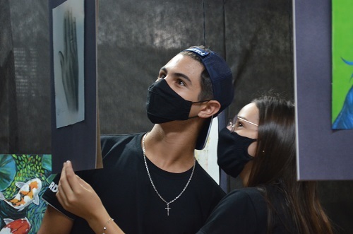 O brilho nos olhos, a admiração... Mesmo com máscaras, era visível o sorriso nos rostos de quem teve a oportunidade de ver de perto a exposição  "Lugar de austista é em todo lugar - A arte iguala potenciais"
 (Foto: Aida Franco de Lima)